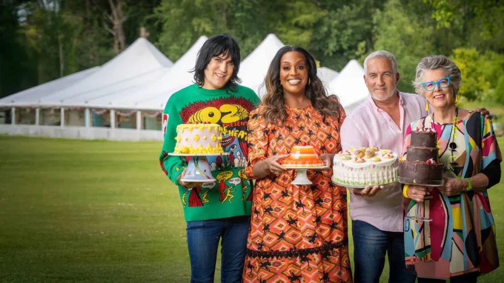 Moderátori Noel Fielding a Alison Hammond. porotcovia Paul Hollywood a Prue Leith v britskej verzii šou Pečie celá Británia.