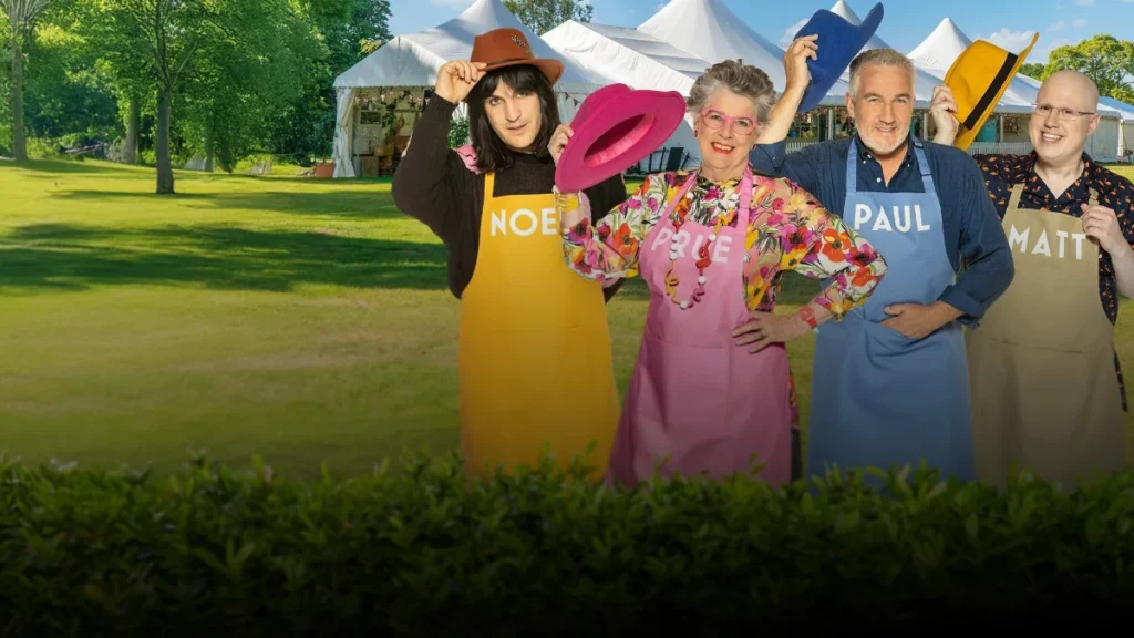 Moderátori Noel Fielding (úplne vľavo) a Matt Lucas (úplne vpravo) a porotcovia Prue Leith a Paul Hollywood (v strede) v britskej verzii šou Pečie celá Británia.