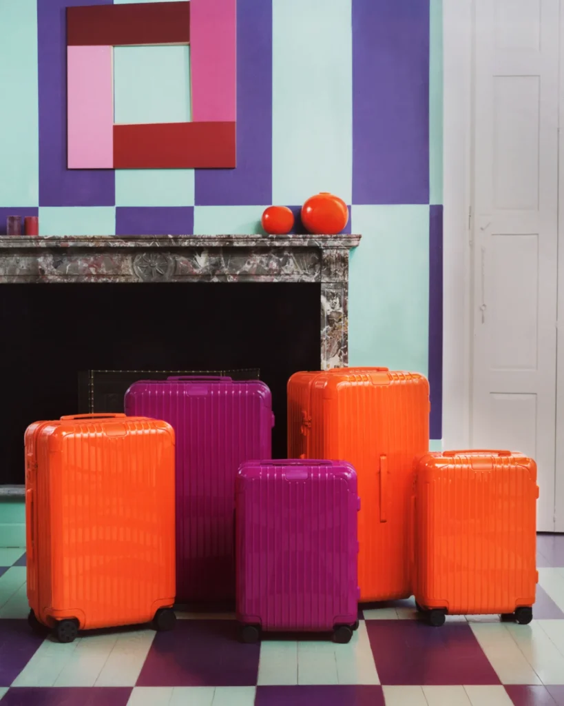 Skupina kufrov RIMOWA v nových sezónnych farbách Orange a Magenta.
