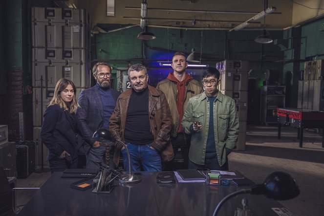 Herecké obsadenie seriálu Extraktori v ich operačnej základni – Pavla Gajdošíková, Jan Révai a Jakub Štáfek.