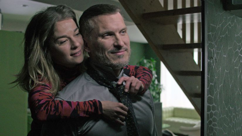 Ján Koleník a Pavla Gajdošíková v dramatickej scéne zo špionážneho trileru Extraktori.