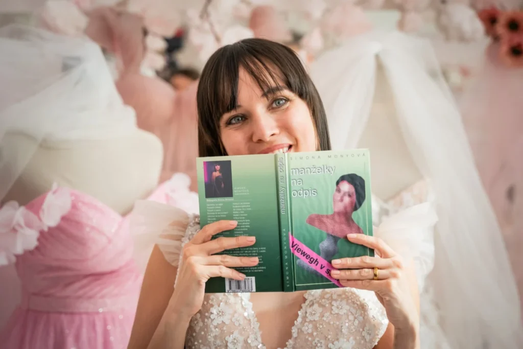 Tereza Ramba ako Simona Monyová s knihou Manželky na odpis v seriáli Monyová na Voyo