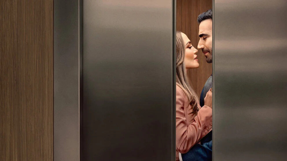 Romantický moment medzi Jennifer Lopez a Brettom Goldsteinom v zatvárajúcom sa výťahu vo filme Office Romance (Pracovní romance).