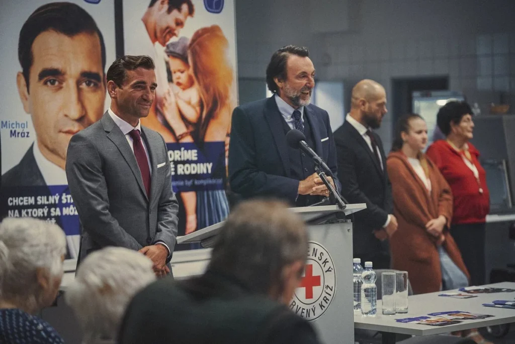 Milan Ondrík a Ady Hajdu počas politickej kampane v scéne zo seriálu Víťaz.