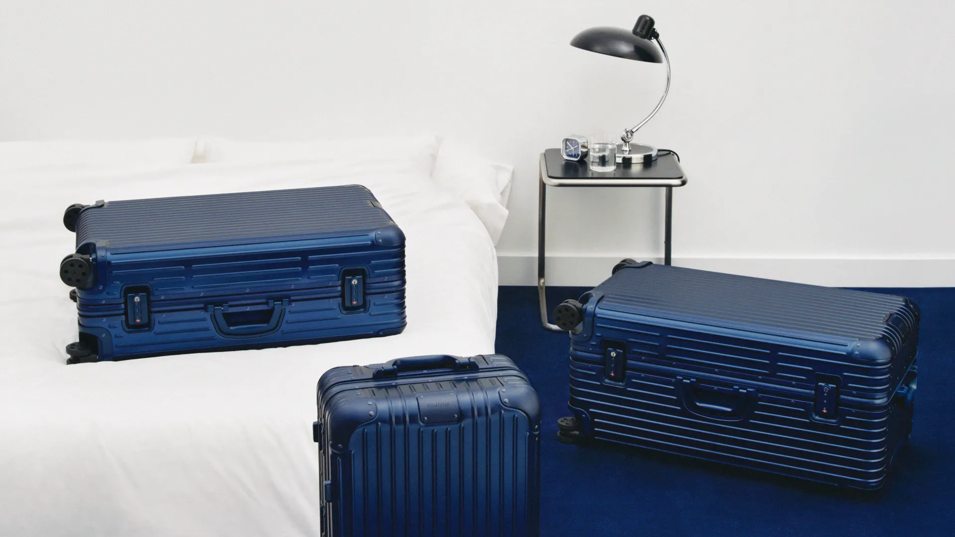 RIMOWA Ink Blue: Nová temná modrá, ktorá premení každé cestovanie