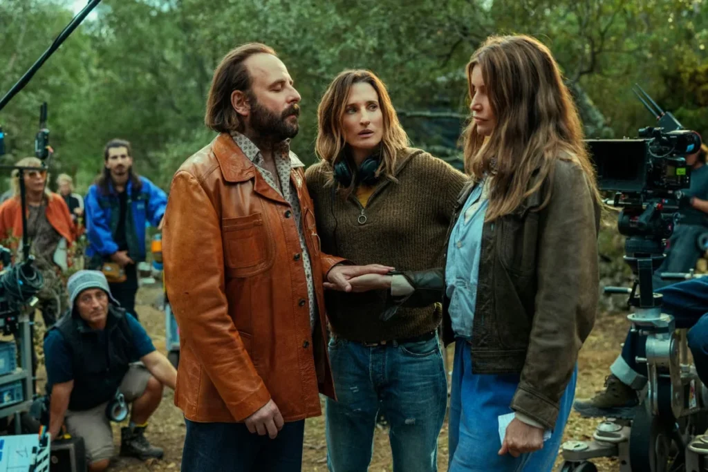 Camille Cottin s režisérskymi slúchadlami počas exteriérového nakrúcania filmu Call My Agent.