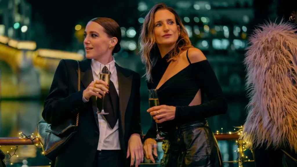 Camille Cottin ako agentka Andréa Martel s pohárom šampanského v Paríži vo filme Call My Agent.