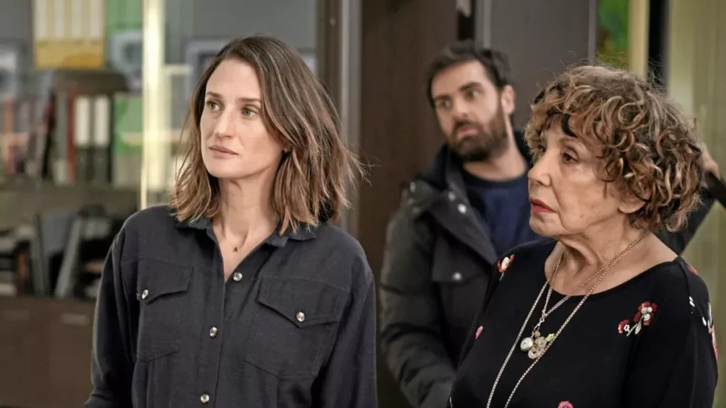 Andréa, Gabriel a Arlette vyzerajú znepokojene pri riešení krízy v scéne z filmu Dix Pour Cent.