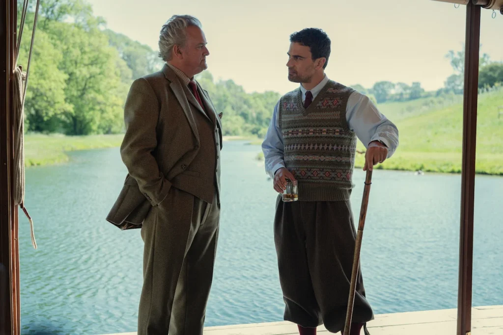 Hugh Bonneville a Theo James v 2. sérii seriálu Gentlemani na Netflixe