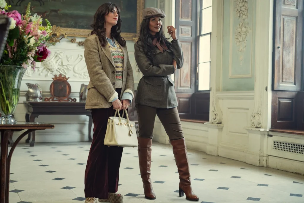 Kaya Scodelario a Maya Jama v 2. sérii seriálu Gentlemani