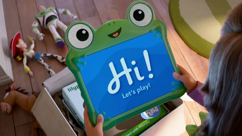 Toy Story 5: tablet Lilypad s Buzzom Rakeťákom a Jessie v pozadí