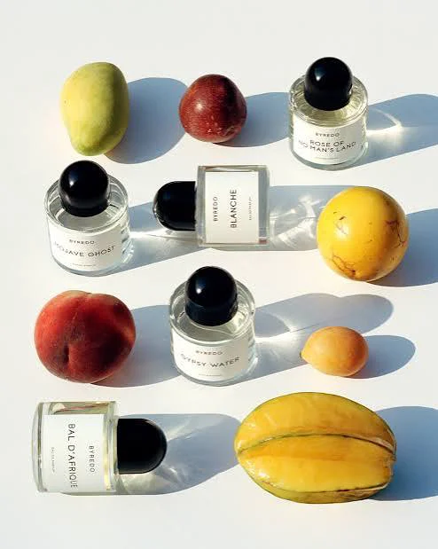 Parfumy Byredo Bal d'Afrique, Blanche, Gypsy Water a Mojave Ghost naaranžované s čerstvým ovocím