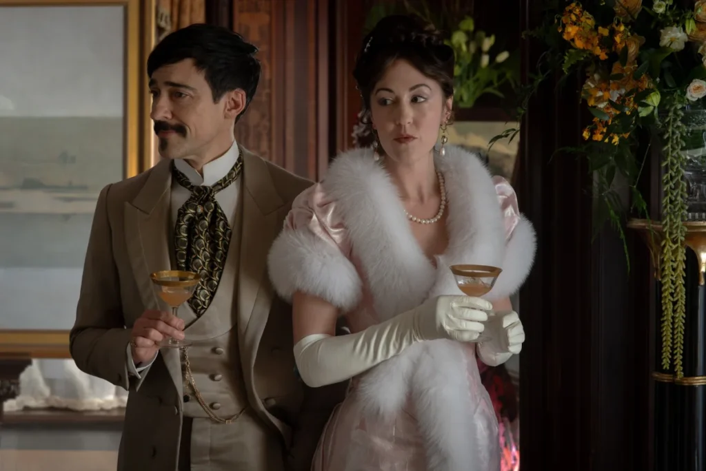 Blake Ritson a Kelley Curran v spoločenskej scéne historického seriálu Pozlátený vek